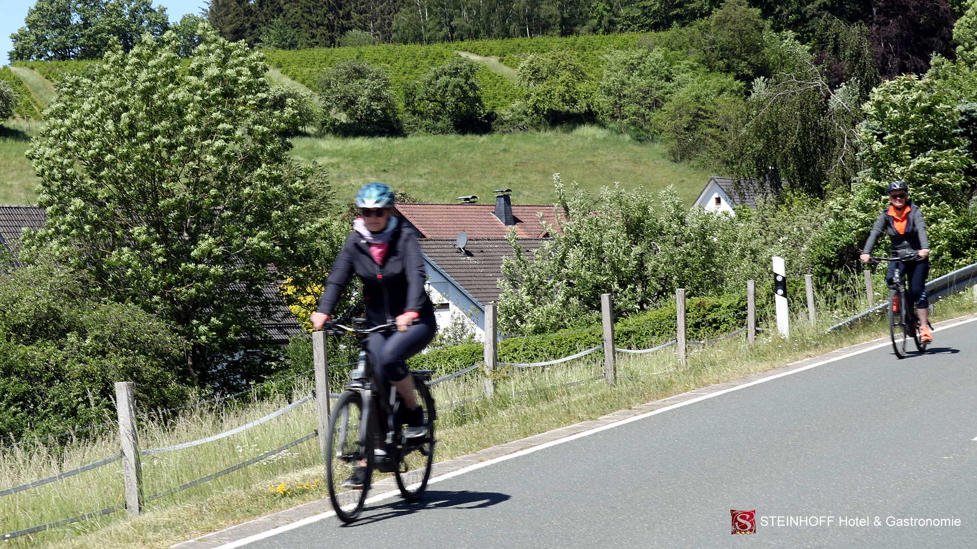 Radfahrer auf der L29 bei Schönholthausen | © STEINHOFF Hotel & Gastronomie