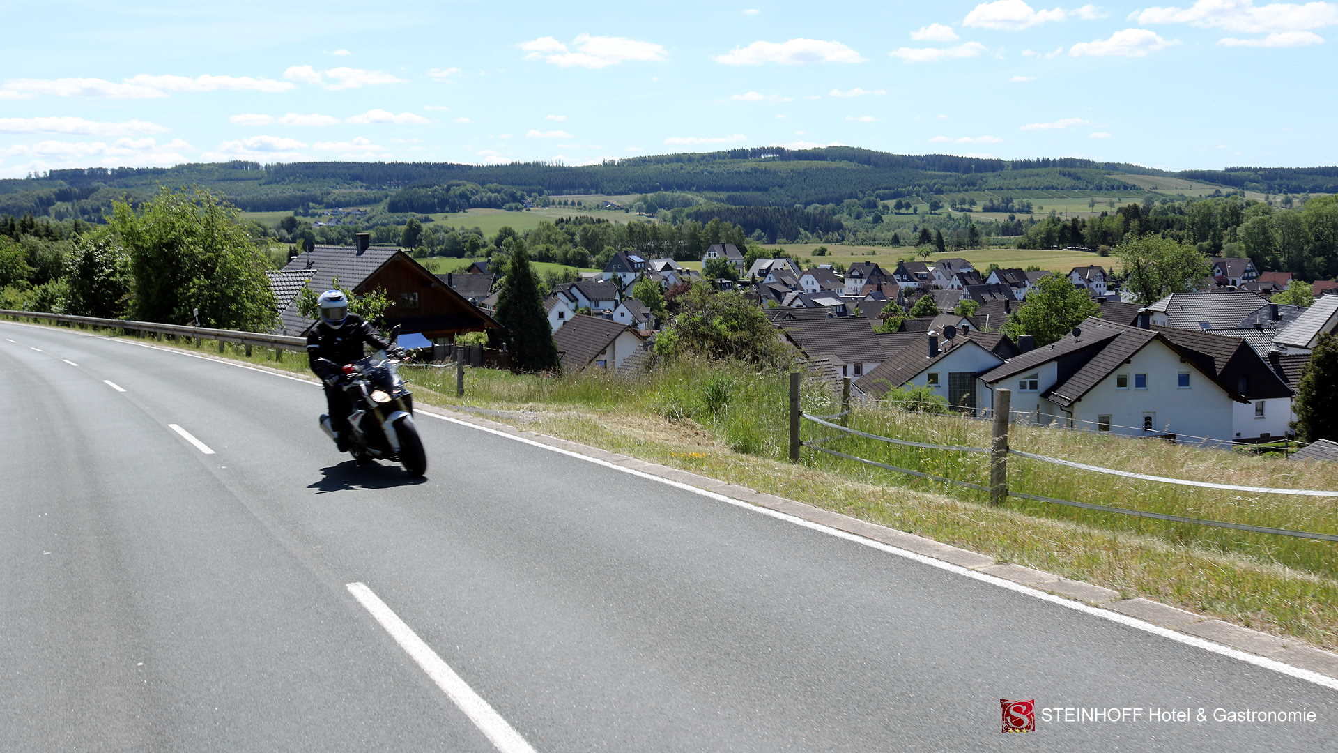 Motorbike on the L29 near Schönholthausen | © STEINHOFF Hotel & Gastronomie